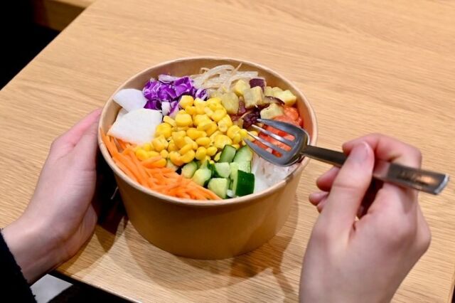 【スタンダードメニュー】
10種の野菜が入った1日分のまるごとサラダ
- - - - - - - - - - - -  現代の日本人が不足しがちな野菜。
1日に必要な野菜350g摂取することが推奨されていますが、なかなか摂れていない方も多いのではないでしょうか。  そこで今回は、一杯で350gの野菜を摂ることができる「10種の野菜が入った1日分のまるごとサラダ」をご紹介します。  ーーー 掲載メニューはこちら▼ ーーー  ☑︎ 10種の野菜が入った1日分のまるごとサラダ / M¥1,390
☑︎ トマト・もやしナムル・きゅうり・紫キャベツ・人参・オニオン・さつまいも・大根・コーン
☑︎ 144kcal タンパク質4.7g 脂質 2.6g 糖質22.6g（Mサイズ ドレッシングを除く）
☑︎ サイズ：S ¥1,290 M ¥1,390 L ¥1,490  現在提供しているスタンダードメニューの中でカロリーが一番低く、ヘルシーなことからダイエット中の方にも人気のあるサラダボウルです。  またこちらの一杯で10種の野菜をいただくことができるので、野菜不足の方や野菜好きの方にもぜひ召し上がっていただきたいサラダボウルでもあります。  こちらのサラダボウルのこだわりは
1口でさまざまな野菜を同時に味わえること。  食材に合わせてカットサイズを変えることで、野菜の味・食感などをしっかりと感じることができます。
よく噛むことで満腹感を得られることも魅力の1つです。  ぜひ一度召し上がってみてくださいね。  - - - - - - - - - - - - - - - - - -  サラダボウルが食べたくなったらコメント欄に🥗スタンプで教えていただけると励みになります！  ▶︎詳細はプロフィールのリンクからご覧ください。
→@withgreen_official  ▶︎お問い合わせはこちらのメールアドレスにご連絡ください。
info@withgreen.co.jp  #withgreen #ウィズグリーン #サラダボウル専門店 #サラダボウル #サラダ #サラダ専門店 #サラダランチ #ヘルシーランチ #ヘルシー #ダイエット食 #ダイエットメニュー #筋トレ食 #国産野菜 #サラダ好き #野菜好き #野菜ランチ #グルメ #野菜好きな人と繋がりたい #健康飲食 #健康食 #彩り野菜 #身体にいいもの #低カロリー #ダイエット生活 #ダイエット記録 #サラダ生活 #食事記録 #グルメ女子 #健康的な生活 #カスタムサラダ