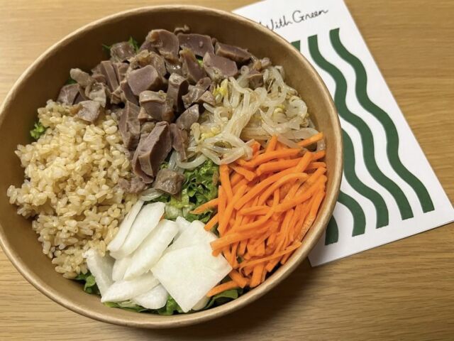 日頃よりWithGreenアカウントをタグ付けして投稿いただき、ありがとうございます！
社員やスタッフも拝見しており、とても励みになっております🥗  今回は、スタンダードメニューの素敵なお写真をご紹介させていただきます。
ぜひスライドしてチェックいただけると嬉しいです♪  photo by
スライド1枚目▼
@oishii.gohans「砂肝ともやしナムルのサラダ」  スライド2枚目▼
@yuka0212___「レッドチリチキンのコブサラダ」  スライド3枚目▼
@2_cafe_2「低温ローストポークのごちそうサラダ」  スライド4枚目▼
@fukuo_cafe「砂肝ともやしナムルのサラダ」  みなさまのご投稿をご紹介させていただくことで
多くの方からいいねや保存などの反響をいただいています。  普段どういったものを取り入れているのか、みなさまに発信いただくことで、日常生活により取り入れやすくなっているのではないかと感じています。  私たちWithGreenも、みなさまの投稿を商品開発の参考にさせていただいております。  ぜひこれからもストーリーズやフィードにて、WithGreenの投稿をしていただけたら嬉しいです。  - - - - - - - - - - - - - - - - - -  サラダボウルが食べたくなったらコメント欄に🥗スタンプで教えていただけると励みになります！  ▶︎詳細はプロフィールのリンクからご覧ください。
→@withgreen_official  ▶︎お問い合わせはこちらのメールアドレスにご連絡ください。
info@withgreen.co.jp  #withgreen #ウィズグリーン #サラダボウル専門店 #サラダボウル #サラダ #サラダ専門店 #サラダランチ #ヘルシーランチ #ヘルシー #ダイエット食 #ダイエットメニュー #筋トレ食 #国産野菜 #サラダ好き #野菜好き #野菜ランチ #グルメ #野菜好きな人と繋がりたい #健康飲食 #健康食 #彩り野菜 #身体にいいもの #低カロリー #ダイエット生活 #ダイエット記録 #サラダ生活 #食事記録 #グルメ女子 #健康的な生活 #WGgbp