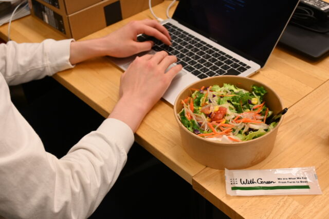 4月を迎え、新生活が始まる方も多くいらっしゃるのではないでしょうか？
春は引っ越しや就職、異動など様々なライフイベントもあり、新たな気持ちにワクワクしますよね。  そんな生活の変化がある時期こそ、自分の体を労わり
丁寧な食事や暮らしを心がけてみてください。  WithGreenで提供する『主食』になるサラダボウルは、
健康的な体づくりのサポートができるよう、様々な工夫を凝らしています。  食材の食感や味の違いを感じながら食事をゆっくり楽しめることで、日々の疲れを癒す。
色鮮やかな見た目と多彩なラインナップで、「次回はこのサラダを頼んでみよう！」と思える。
みなさまの健康をサポートするためのポイントがたくさん詰まっています。  新しい暮らしに少し疲れた時や自分を勇気づけたい時など
ぜひWithGreenのサラダボウルを召し上がって活力としていただけたら嬉しいです。  新生活おめでとうございます🥗  - - - - - - - - - - - - - - - - - -  サラダボウルが食べたくなったらコメント欄に🥗スタンプで教えていただけると励みになります！  ▶︎詳細はプロフィールのリンクからご覧ください。
→@withgreen_official  ▶︎お問い合わせはこちらのメールアドレスにご連絡ください。
info@withgreen.co.jp  #withgreen #ウィズグリーン #サラダボウル専門店 #サラダボウル #サラダ #サラダ専門店 #サラダランチ #ヘルシーランチ #ヘルシー #ダイエット食 #ダイエットメニュー #筋トレ食 #国産野菜 #サラダ好き #野菜好き #野菜ランチ #グルメ #野菜好きな人と繋がりたい #健康飲食 #健康食 #彩り野菜 #身体にいいもの #低カロリー #ダイエット生活 #ダイエット記録 #サラダ生活 #食事記録 #グルメ女子 #健康的な生活 #WGgbp